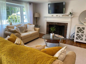 Cozy three bedroom cottage. Close to the beach!